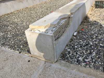...ecco un muretto in marmo a cui sono state rimosse le mattonelle...